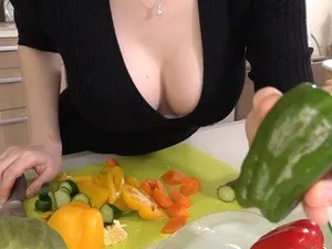 Bướm ở nhà một mình bị chú nhà bên qua chơi chuốc thuốc mê