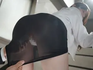 Cô gái trẻ quyến rũ đánh nhau với gã đàn ông đeo mặt nạ! Đôi chân đẹp trong đôi tất đen, hãy đưa ngực ra và mút chúng! Cưỡi máy đóng cọc, địt con mèo và làm nó rỉ ra chất dịch trắng