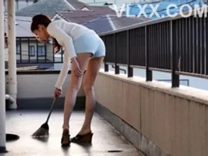 Bố dượng dạy dỗ cô con gái hư của bà vợ