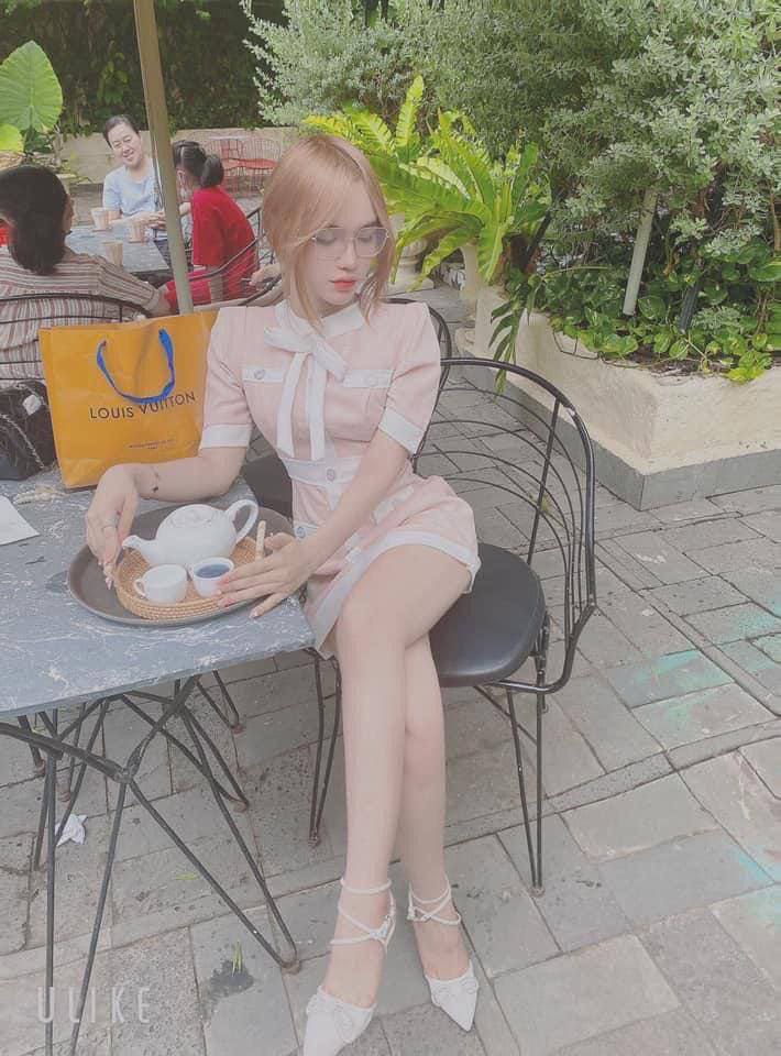 Ông chồng bị 2 cô bạn học cũ của vợ yêu gạ gẫm khi đến nhà chơi