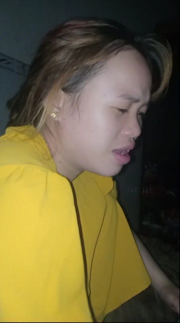 Mang đôi bốt dài, đầy sức lực, nhấc người lên và bắt đầu quan hệ