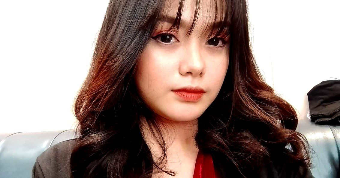 Người phụ nữ trẻ đẩy bbbb đẩy